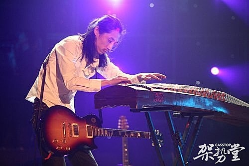 营养来自那满地污泥的向阳花，评谢天笑