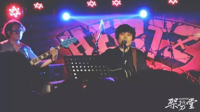 郭旭《疯人癫》 如着醉眼看世界，亦清醒亦明朗