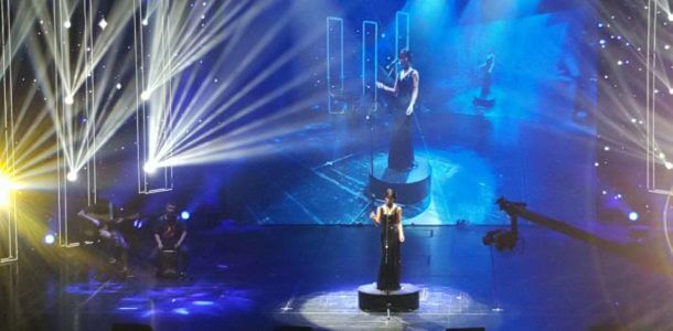 这位小姐姐的歌里可能带点酒