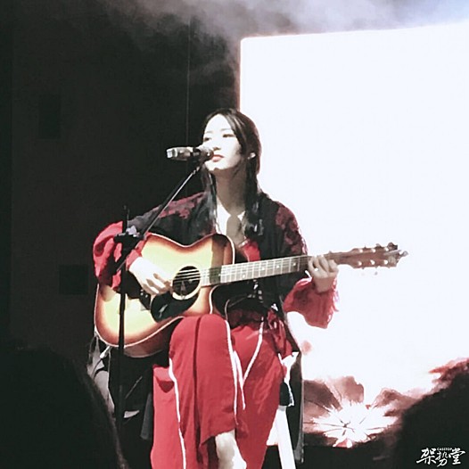 这位小姐姐的歌里可能带点酒