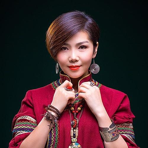 《歌在飞》演唱者，知名歌手苏勒亚其其格给中国摇滚纪录发来关注视频